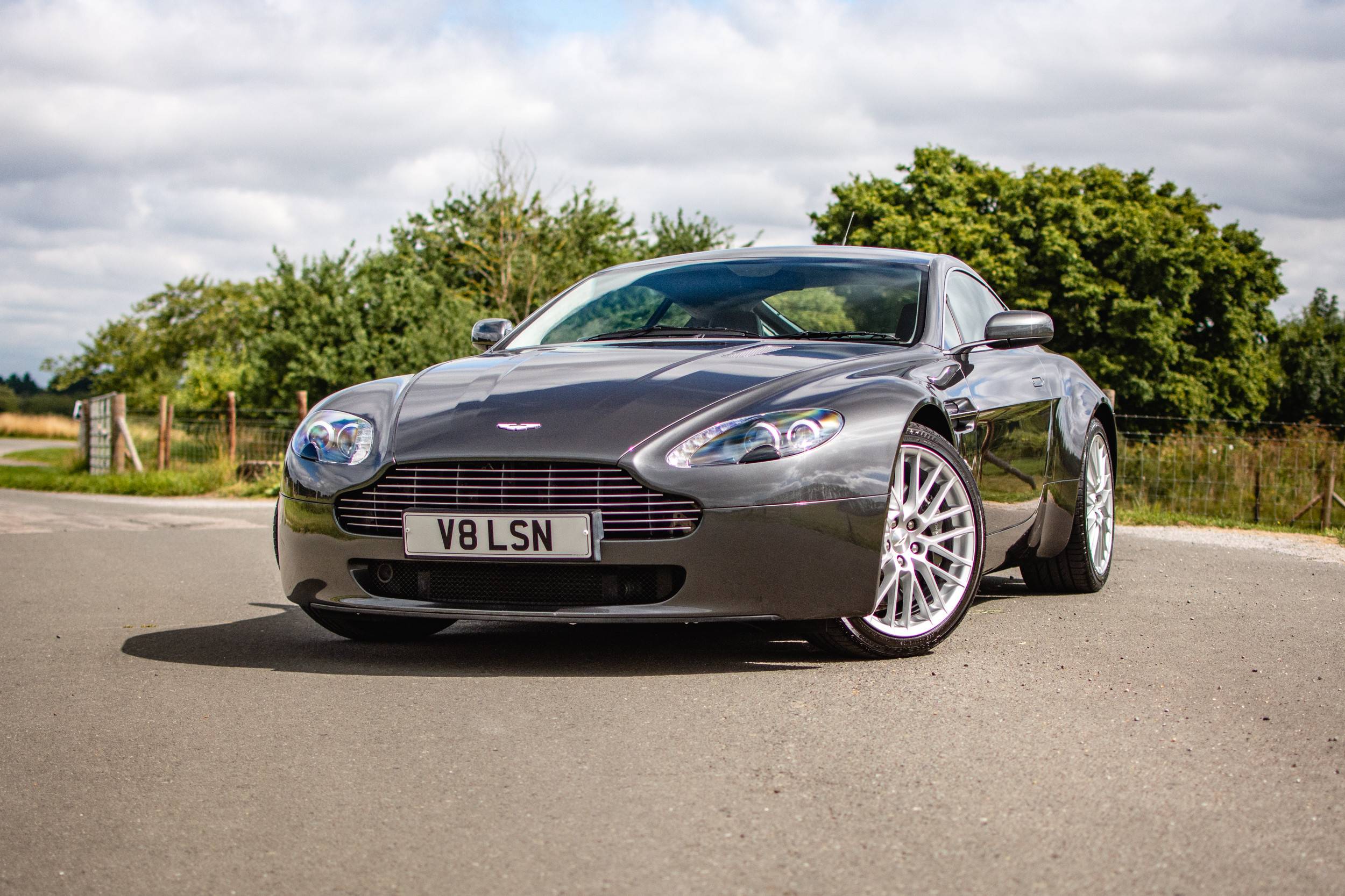 ASTON MARTIN カタログ media-319080bb-d1c7-48c7-b91d-